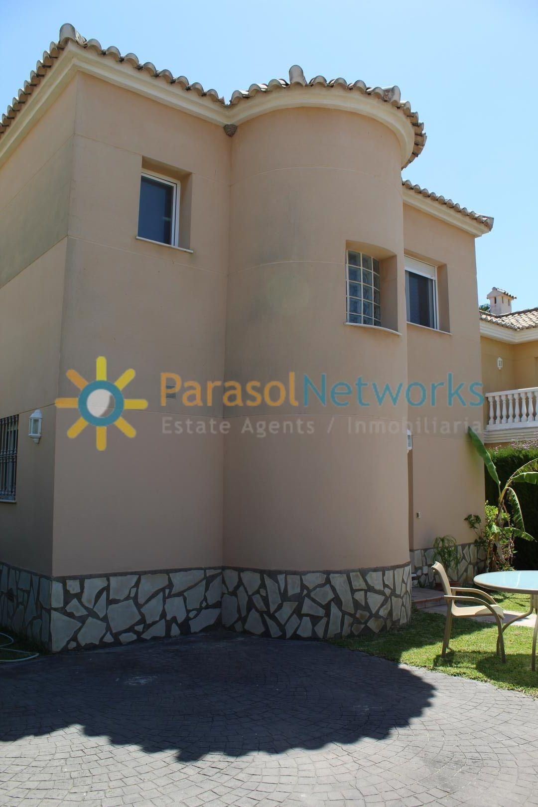 Vista exterior de Casa o xalet de lloguer en Oliva amb Jardí privat