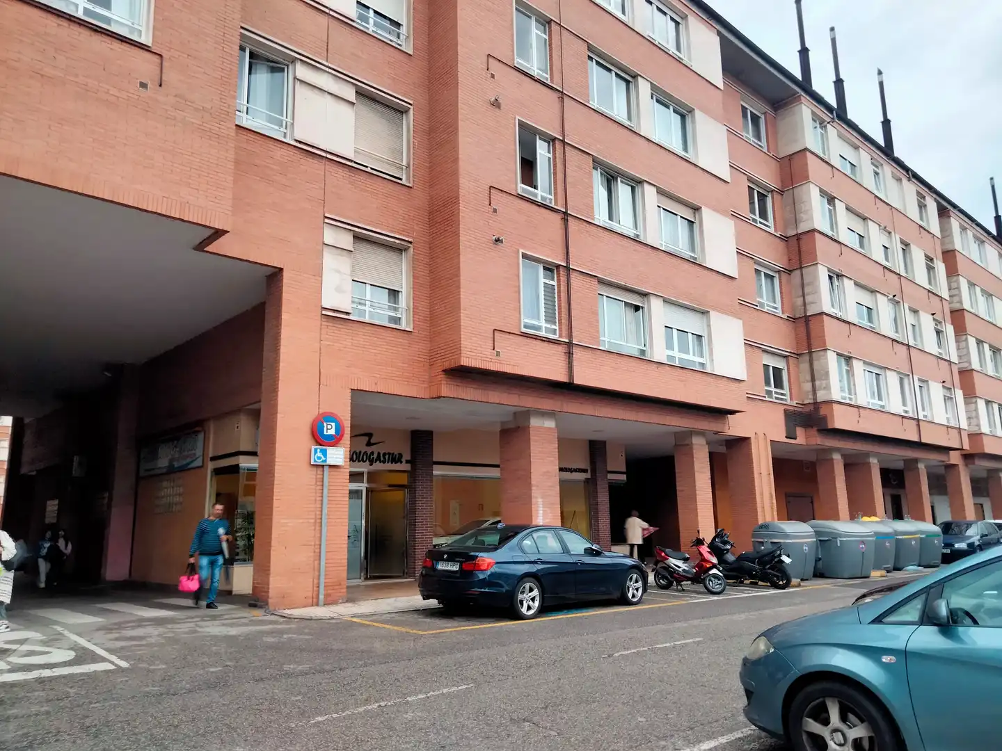 Vista exterior de Pis de lloguer en Gijón  amb Calefacció, Parquet i Moblat