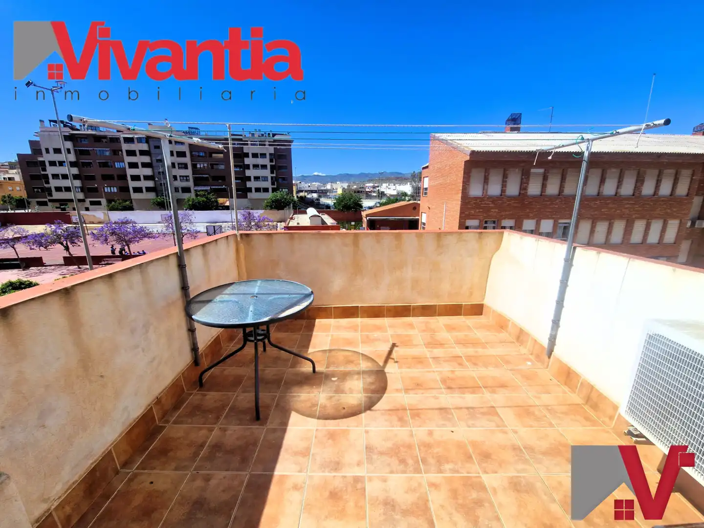 Außenansicht von Einfamilien-Reihenhaus zum Verkauf in Águilas mit Klimaanlage, Terrasse und Abstellraum