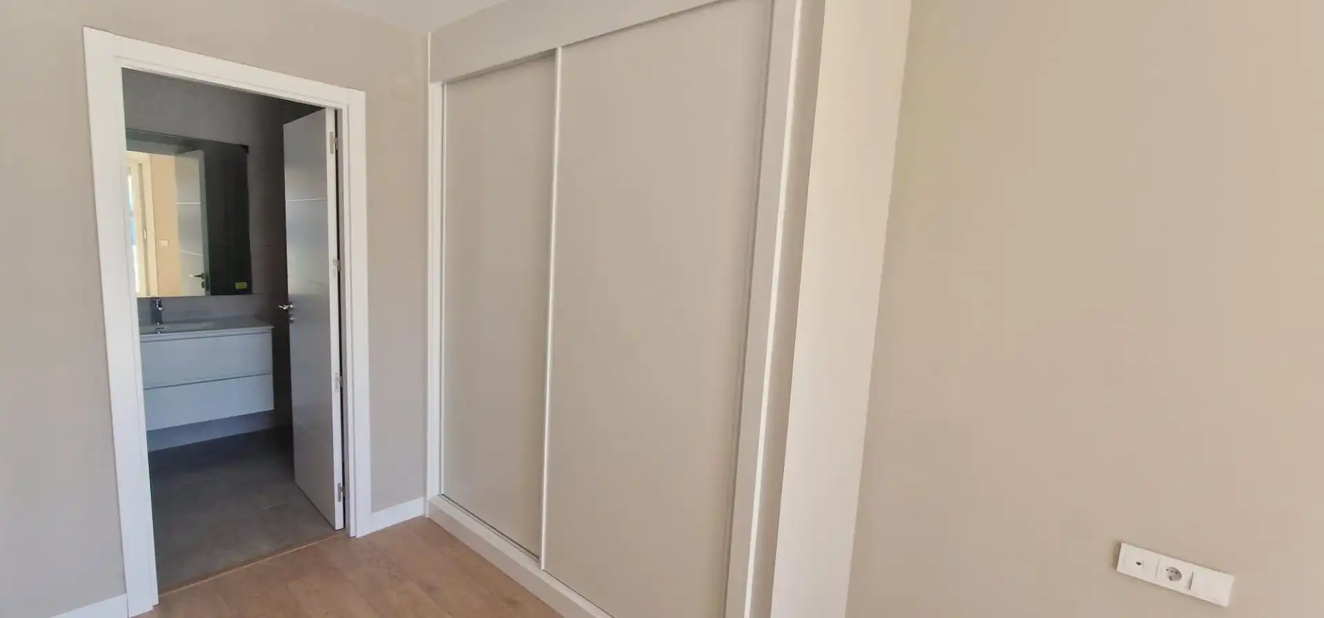 Schlafzimmer von Einfamilien-Reihenhaus zur Miete in Guillena mit Privatgarten, Balkon und Gemeinschaftspool