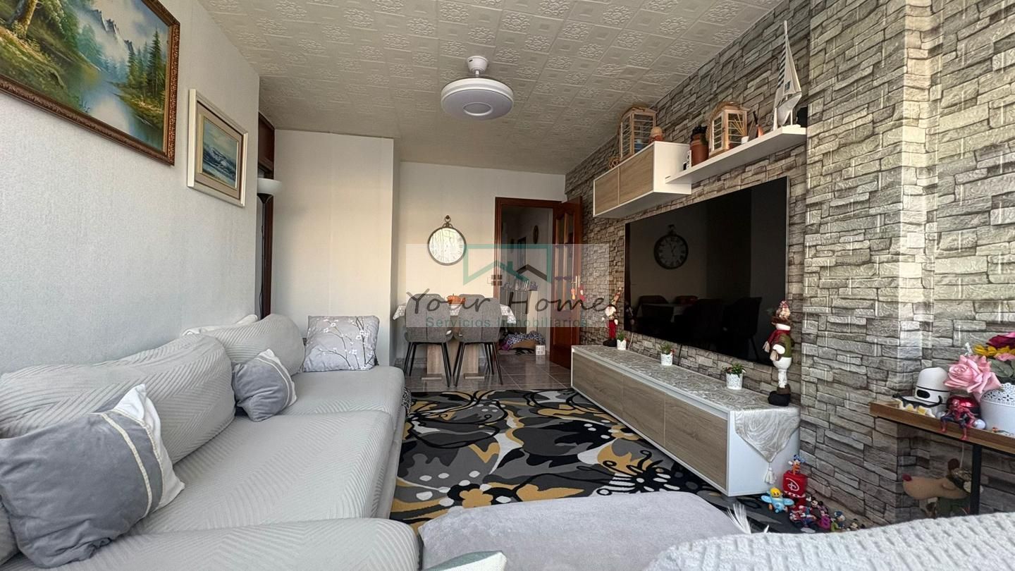 Living room of Flat for sale in Alcalá de Henares  with Storage room and Furnished