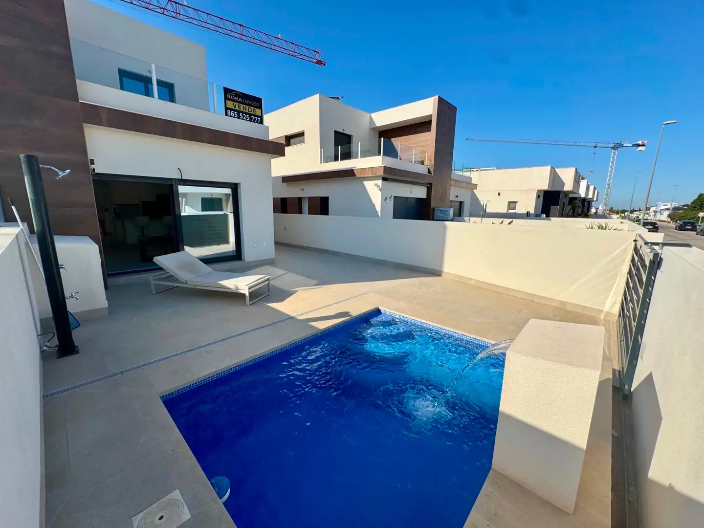 Casa aparellada amb piscina en venda a Calle Manuel de Falla 13