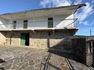 Country house with balcony for sale in O Corgo