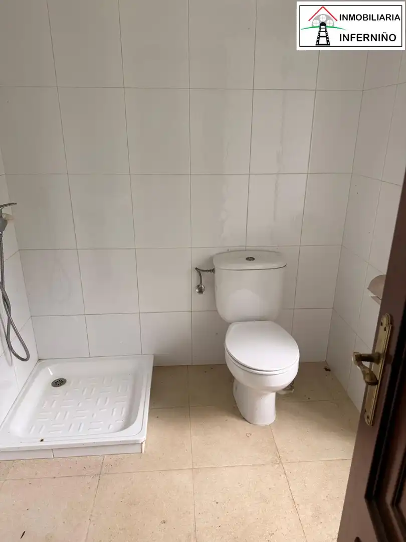 Badezimmer von Geschaftsraum zur Miete in San Sadurniño