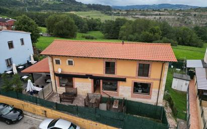 Vista exterior de Àtic en venda en Cartes amb Calefacció, Jardí privat i Parquet