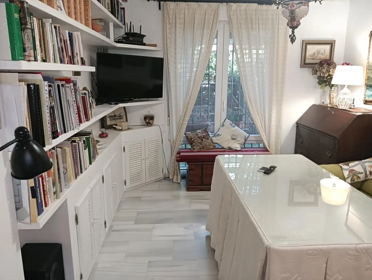 Sala d'estar de Casa adosada en venda en Puerto Real amb Aire condicionat, Jardí privat i Terrassa