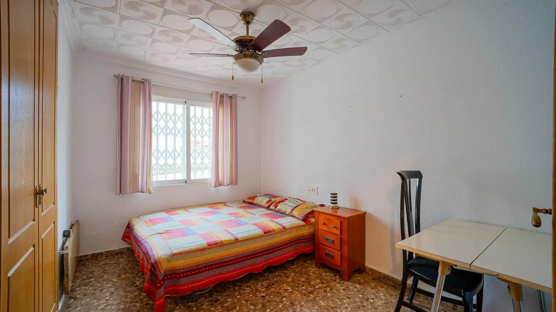 Habitación de Casa adosada en venta en Torrevieja con Jardín privado, Terraza y Amueblado