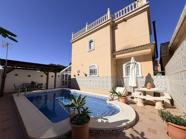 Haus mit Pool zum Verkauf in Nueva Torrevieja - Aguas Nuevas