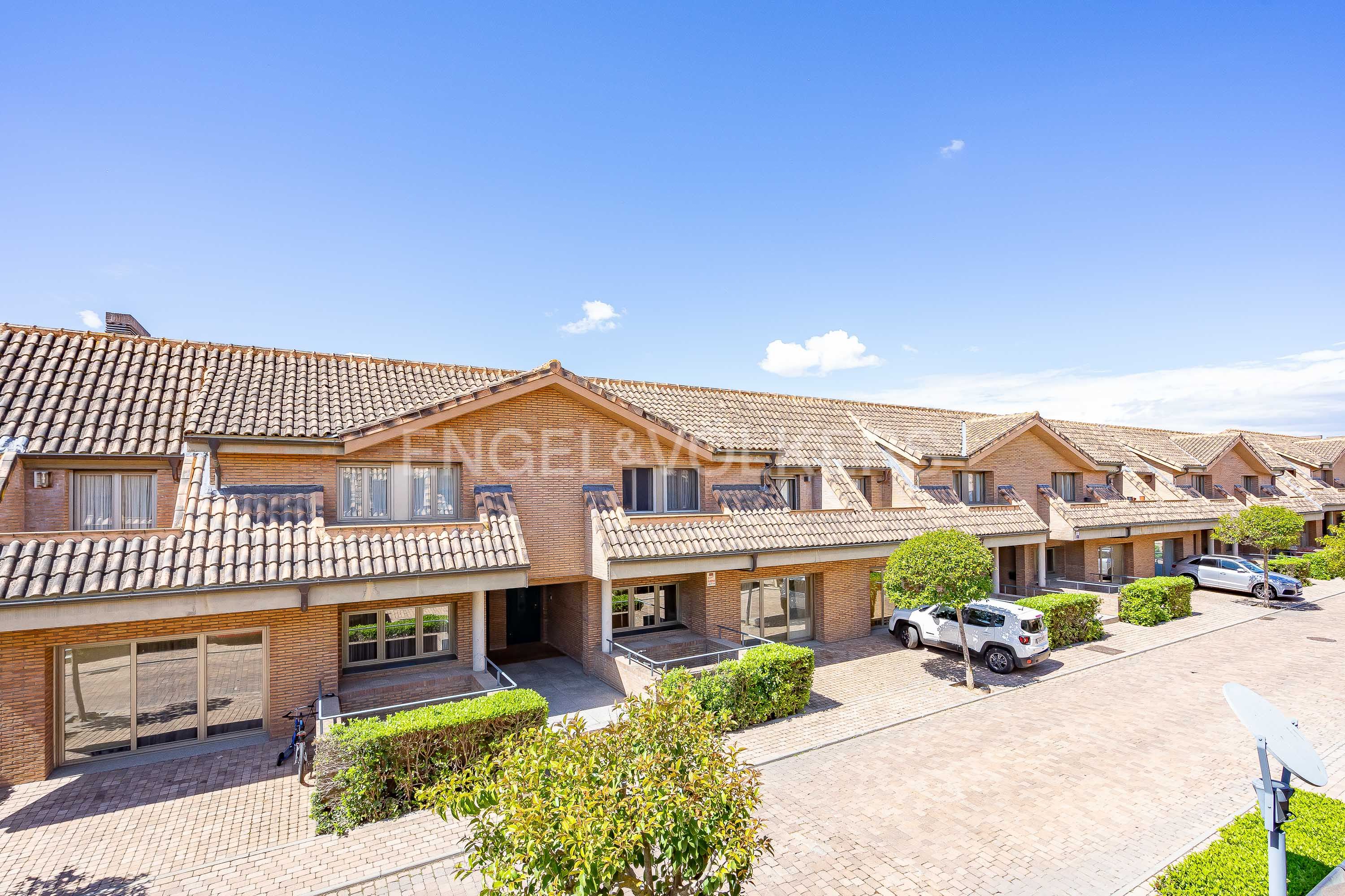 Exterior view of Single-family semi-detached for sale in Pozuelo de Alarcón  with Air Conditioner, Heating and Private garden