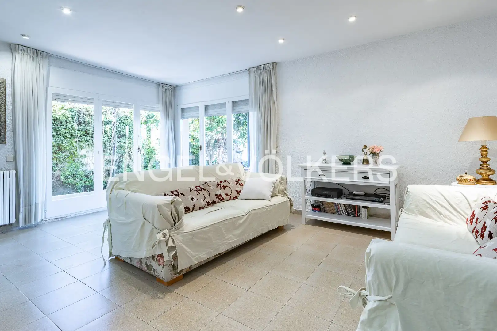 Living room of Houses for sale in Sant Cugat del Vallès  with Air Conditioner, Heating and Private garden