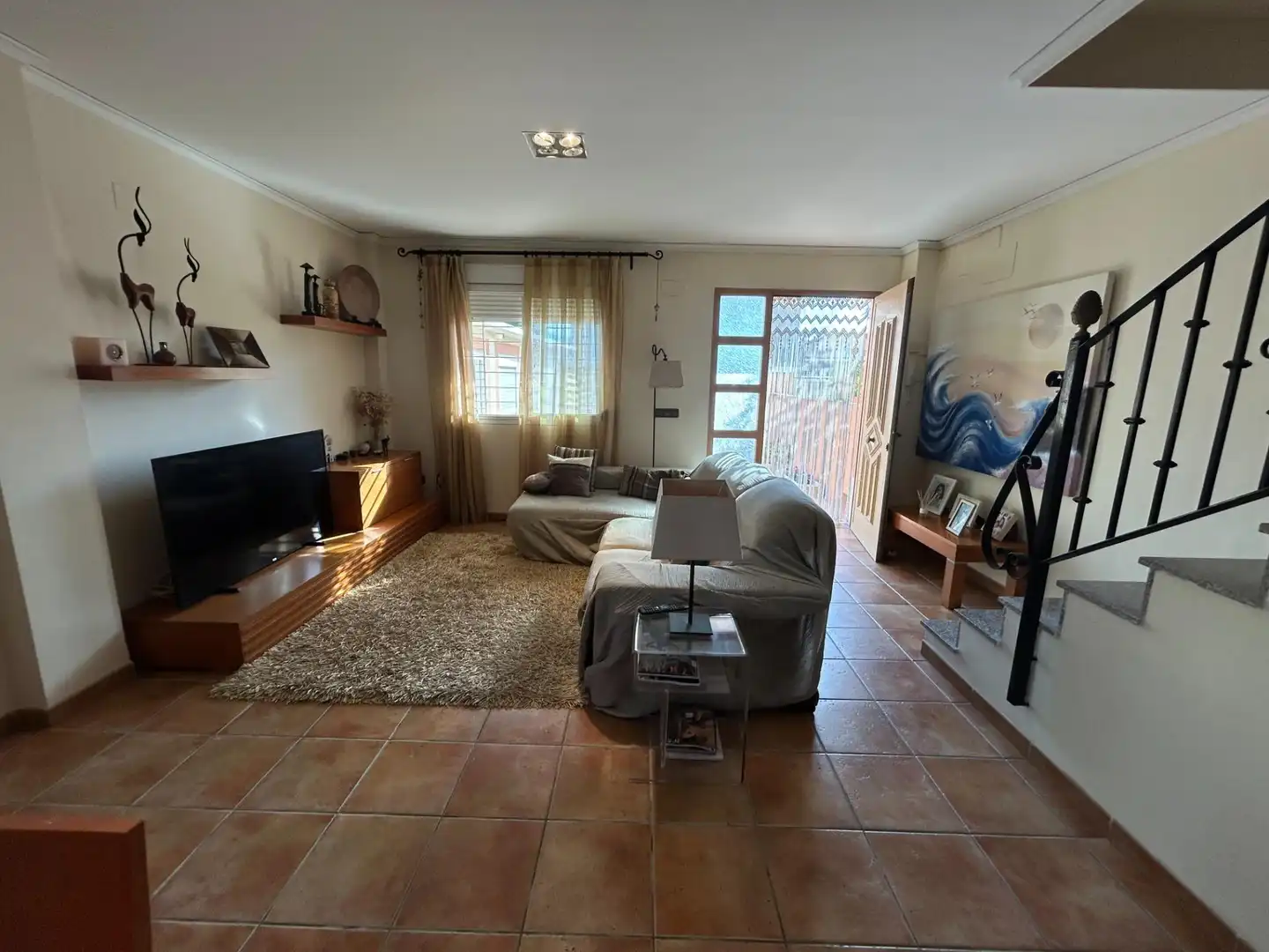 Wohnzimmer von Einfamilien-Reihenhaus zum Verkauf in Cullera mit Klimaanlage, Privatgarten und Terrasse