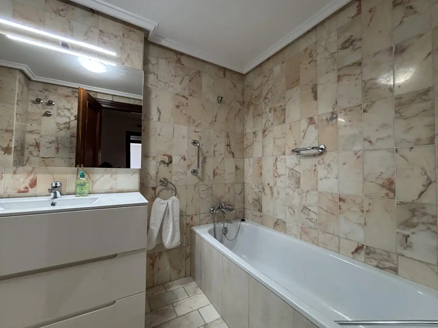 Bathroom of Flat for rent in Madrid  with Air Conditioner, Heating and Parquet flooring