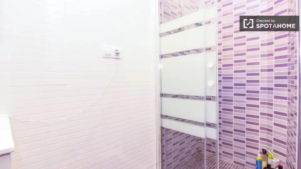 Baño de Piso para compartir en Valencia con Aire acondicionado, Calefacción y Amueblado