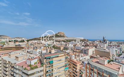 Vista exterior de Pis en venda en Alicante / Alacant amb Terrassa i Balcó