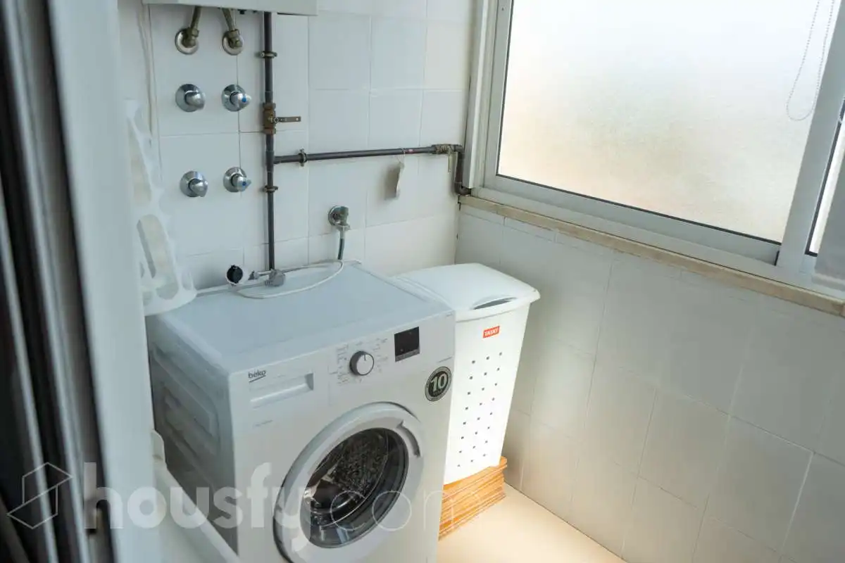 Badezimmer von Wohnung zur Miete in Sevilla mit Klimaanlage, Heizung und Terrasse