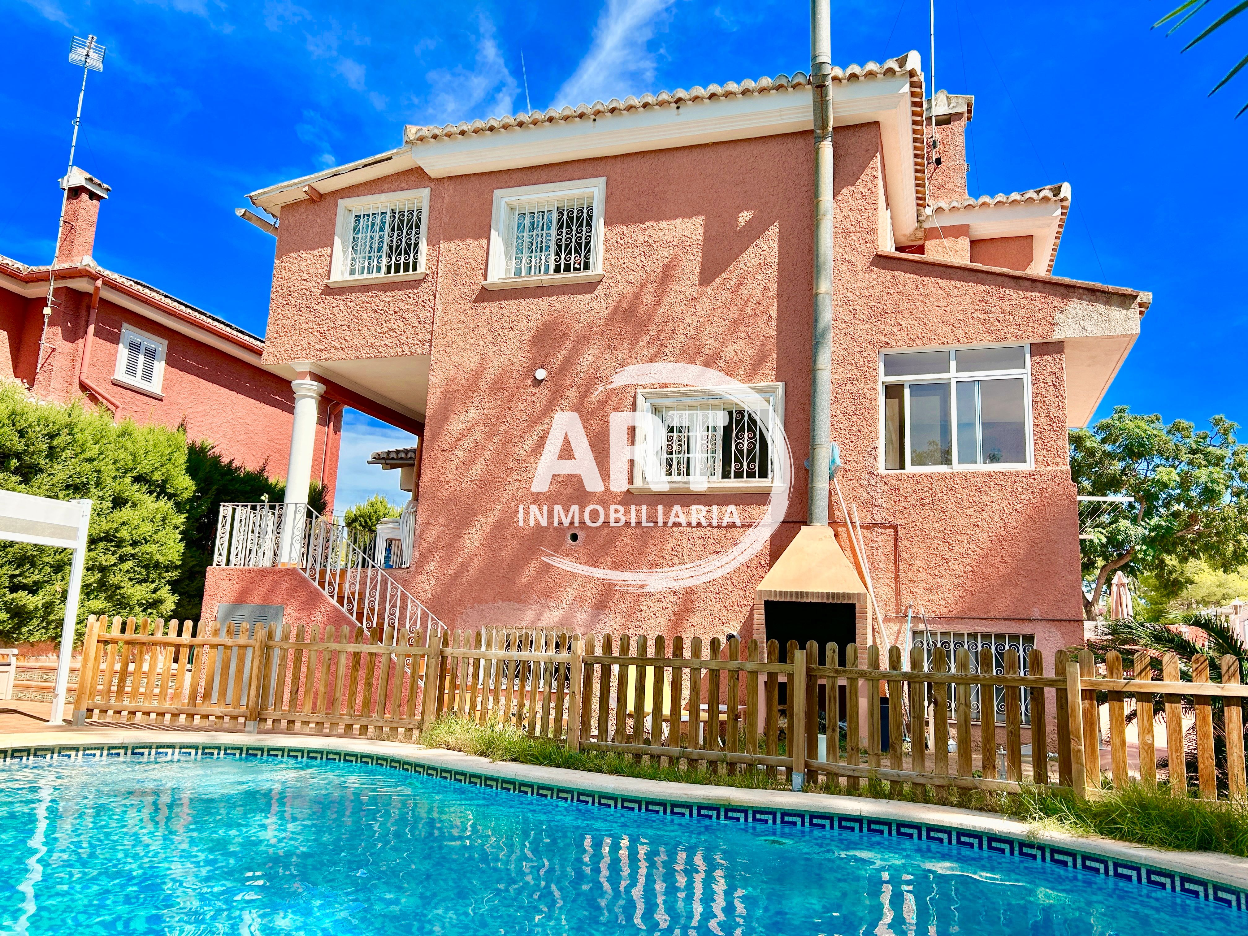 Vista exterior de Casa o xalet en venda en Paterna amb Aire condicionat, Calefacció i Jardí privat