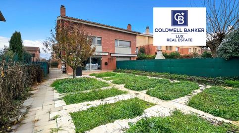Casa de construcción reciente en venta en Vic, Cataluña, situada en un barrio residencial tranquilo, con gran jardín y amplio gara