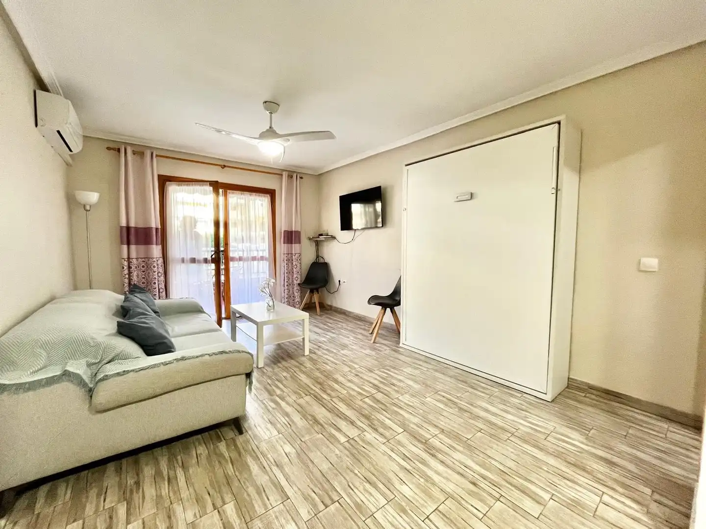 Sala d'estar de Estudi de lloguer en Torrevieja amb Aire condicionat, Calefacció i Terrassa