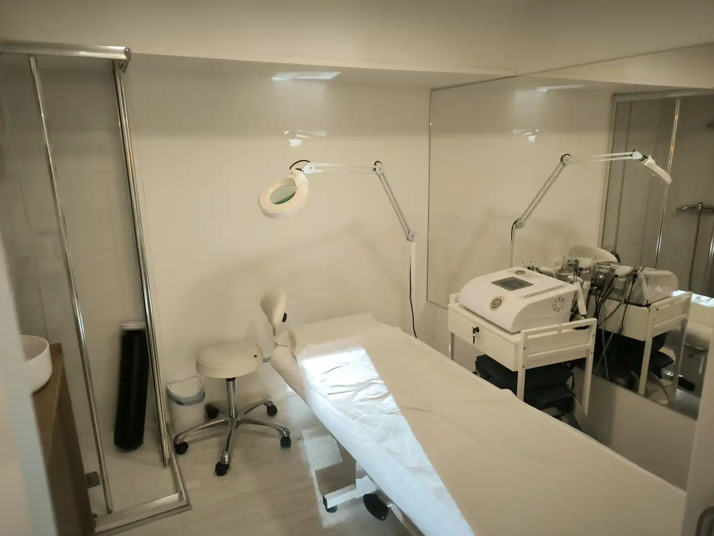 Bedroom of Commercial properties for rent in Madrid  with Air Conditioner, Heating and Parquet flooring