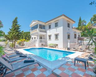 Vista exterior de Casa o xalet en venda en Marbella amb Aire condicionat, Terrassa i Piscina