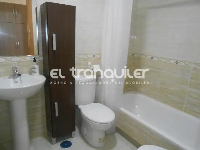 Habitación de Estudio de alquiler en Madrid con Aire acondicionado, Amueblado y Lavadora