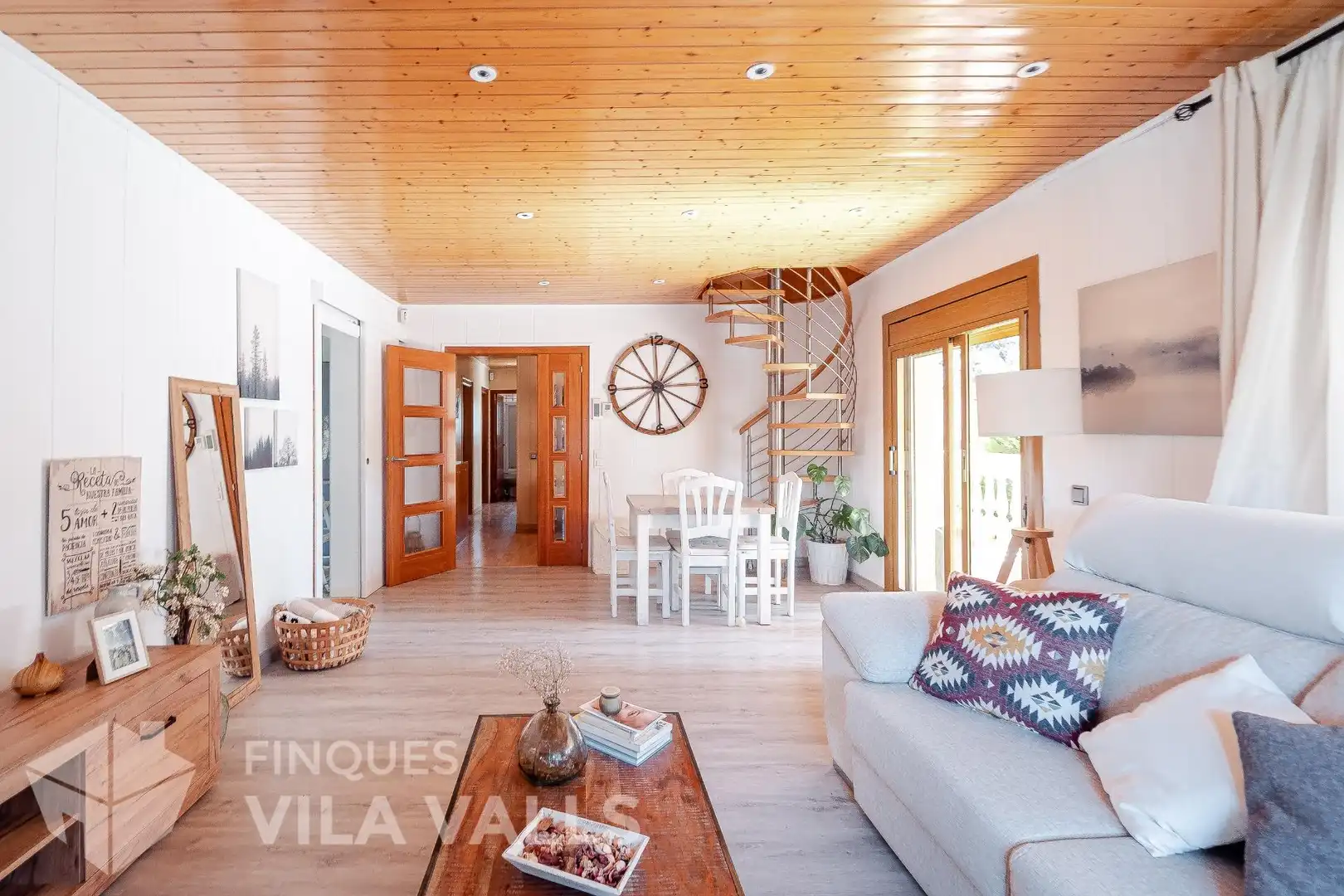 Sala d'estar de Casa o xalet en venda en Sant Quirze Safaja amb Jardí privat, Parquet i Terrassa