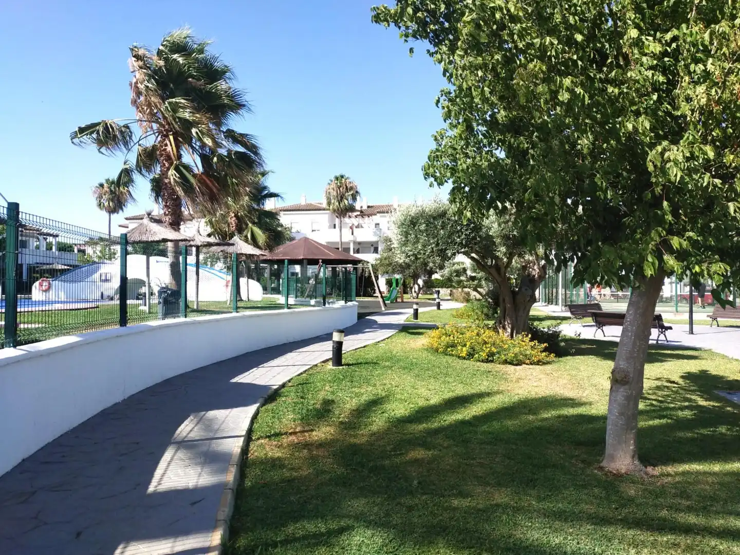 Vista exterior de Apartamento en venta en Chiclana de la Frontera con Jardín privado, Terraza y Amueblado
