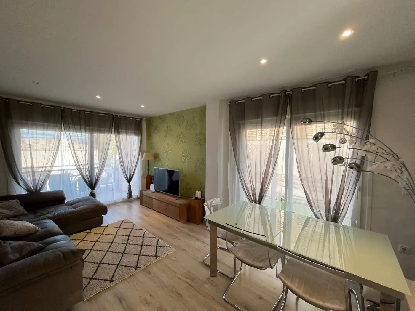 Sala d'estar de Casa o xalet en venda en L'Alfàs del Pi amb Aire condicionat, Jardí privat i Terrassa
