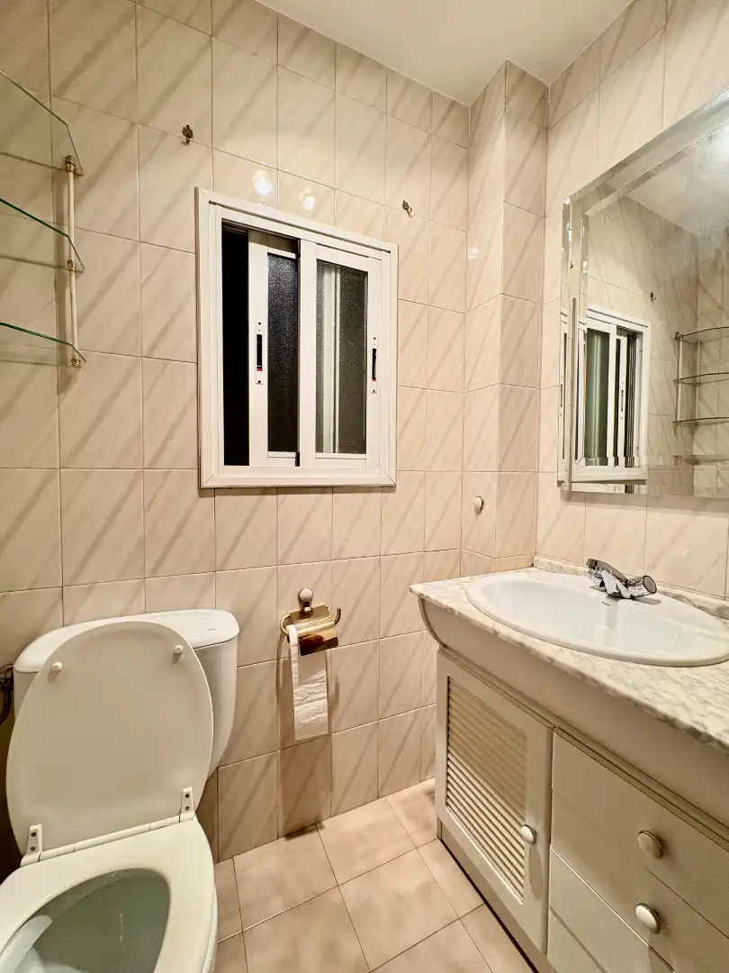 Badezimmer von Wohnung zum Verkauf in Madrid mit Klimaanlage, Heizung und Parkett
