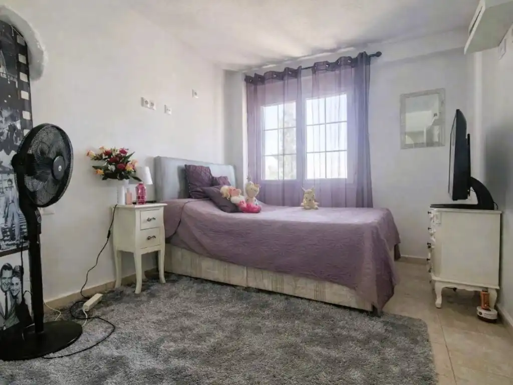 Dormitori de Casa adosada en venda en Orihuela amb Aire condicionat, Jardí privat i Moblat