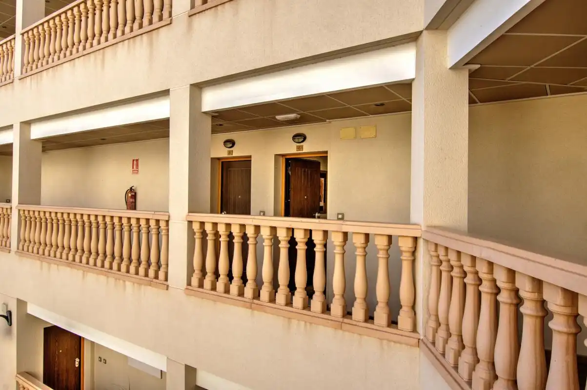 Außenansicht von Wohnung zum Verkauf in San Pedro del Pinatar mit Klimaanlage, Heizung und Privatgarten
