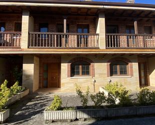 Vista exterior de Casa adosada en venda en Medio Cudeyo amb Calefacció i Balcó