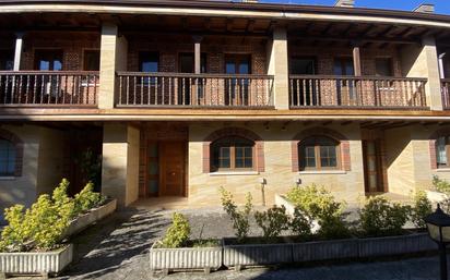 Außenansicht von Einfamilien-Reihenhaus zum verkauf in Medio Cudeyo mit Heizung und Balkon