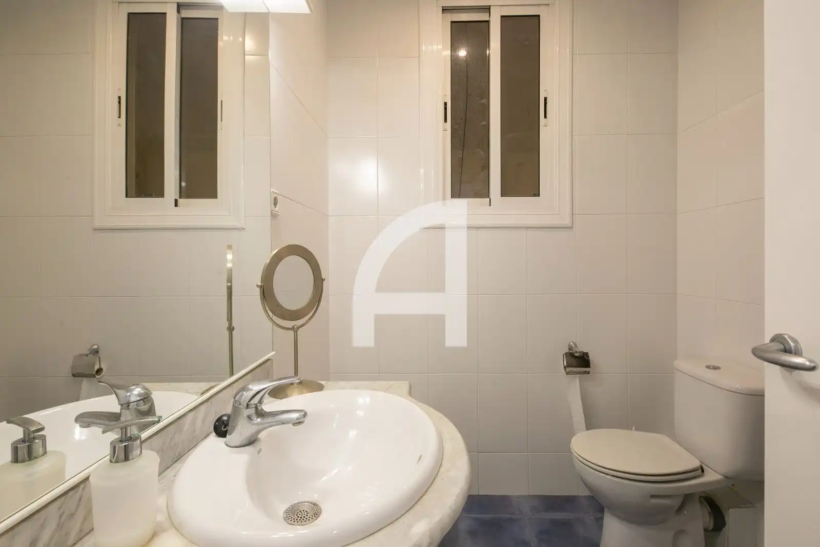 Bathroom of Flat for sale in Barcelona  with Parquet flooring and Terrace