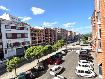 Pis amb balcó en venda a Avenida del Valle 6