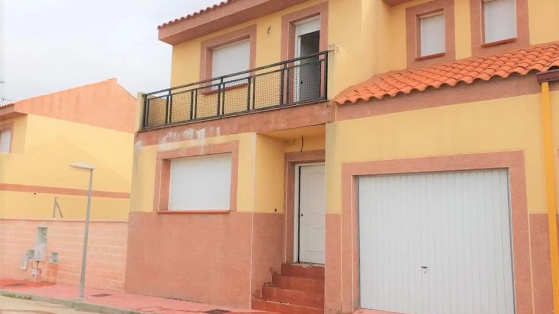 Außenansicht von Einfamilien-Reihenhaus zum Verkauf in Hormigos mit Privatgarten und Terrasse