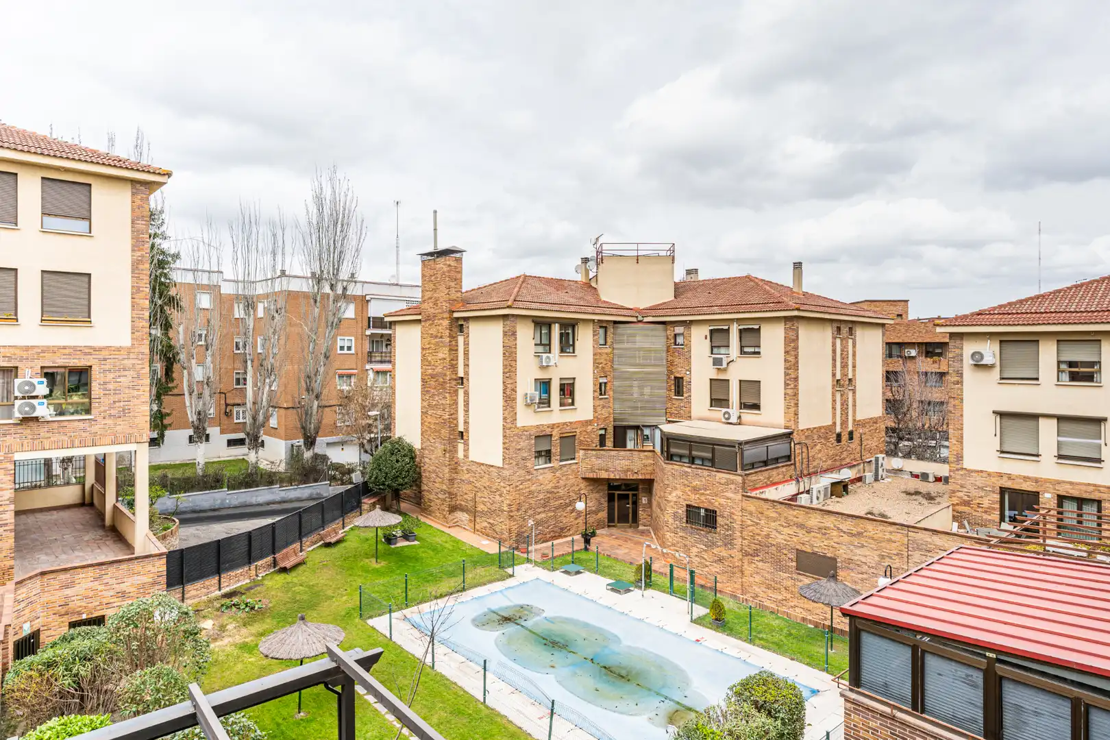 Außenansicht von Wohnung zum Verkauf in Majadahonda mit Klimaanlage, Heizung und Privatgarten