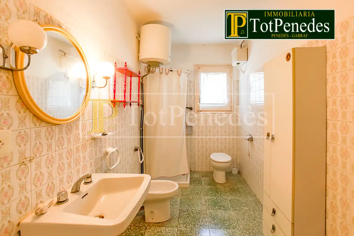 Baño de Finca rústica en venta en Sant Martí Sarroca con Jardín privado, Trastero y Lavadora