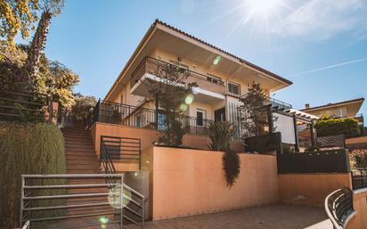 Vista exterior de Casa adosada en venda en Sant Pol de Mar amb Terrassa i Balcó