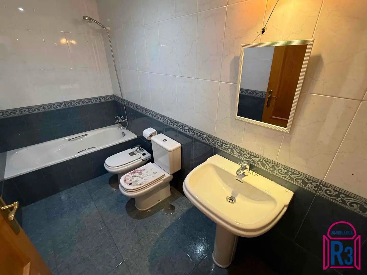 Baño de Piso de alquiler en León Capital  con Calefacción, Terraza y Trastero
