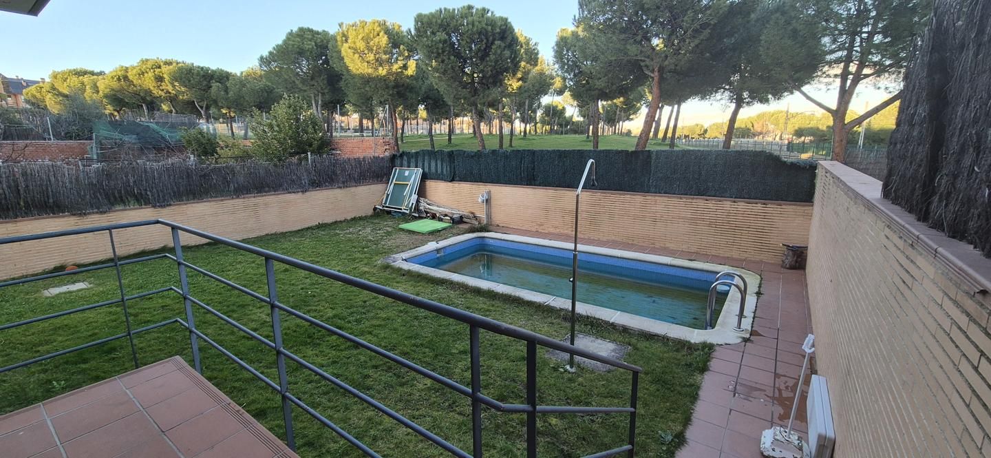 Piscina de Casa adosada en venda en Pozuelo de Alarcón amb Calefacció, Jardí privat i Terrassa