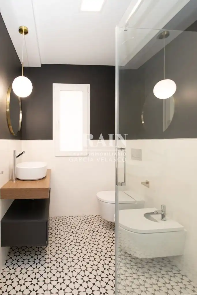 Badezimmer von Dachboden zur Miete in Albacete mit Heizung, Terrasse und Balkon