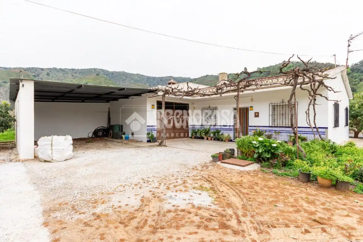 Casa rústica amb jardí en venda a Cútar, imagen 2