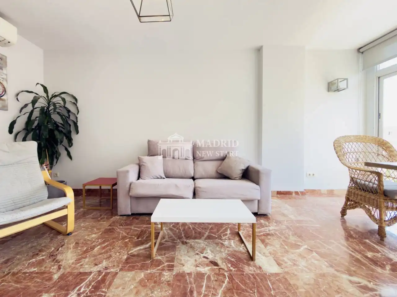 Sala de estar de Apartamento de alquiler en Madrid con Aire acondicionado, Calefacción y Parquet