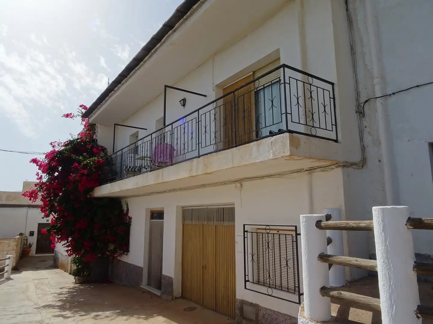 Außenansicht von Einfamilien-Reihenhaus zum Verkauf in Nevada mit Terrasse, Möbliert und Balkon