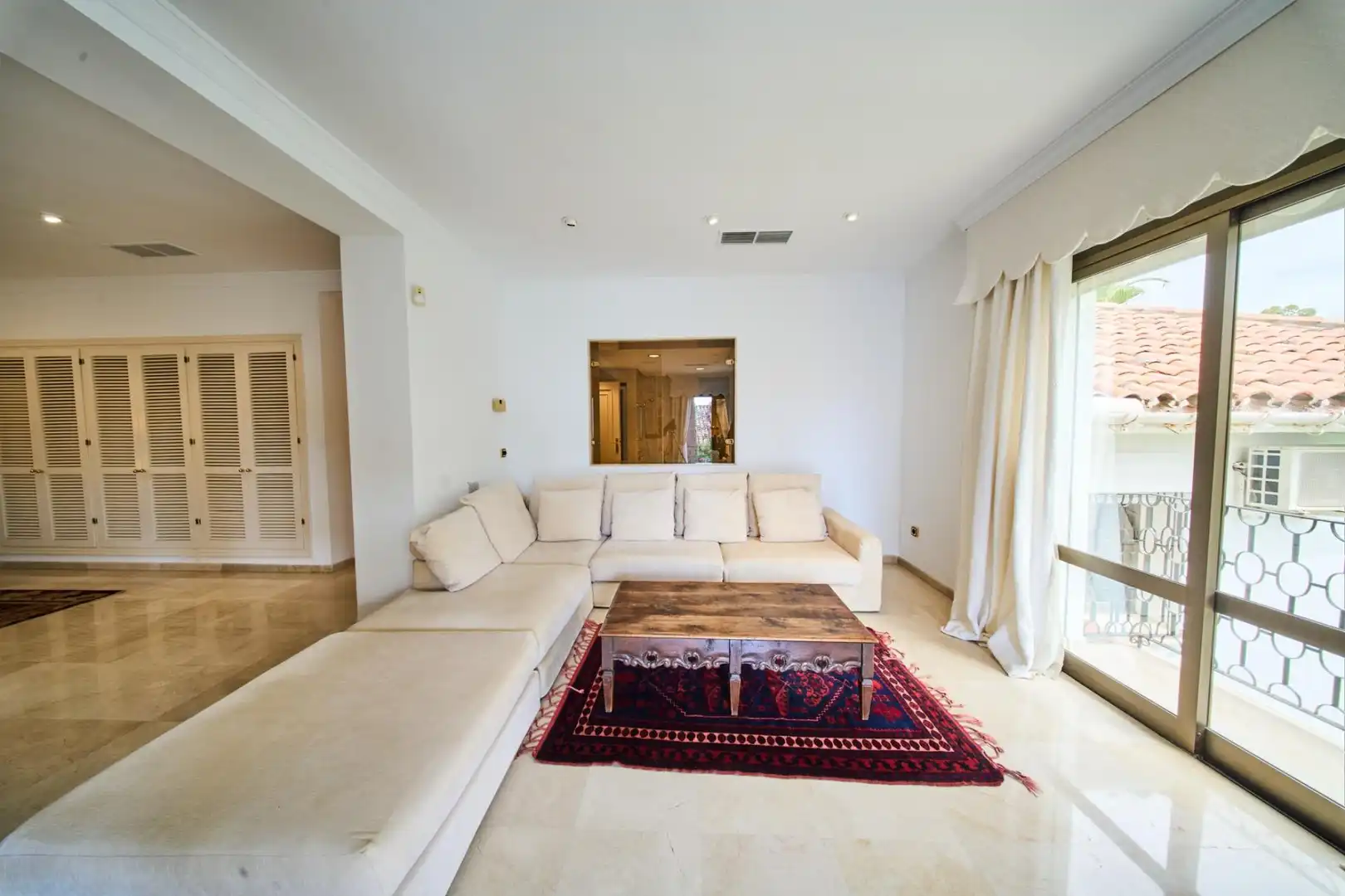 Sala de estar de Casa o chalet en venta en Marbella con Aire acondicionado, Calefacción y Jardín privado