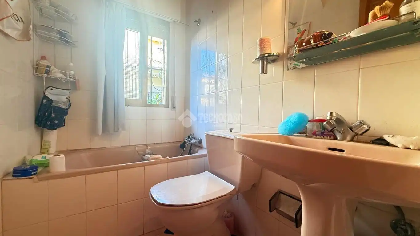 Baño de Casa adosada en venta en Camarena con Calefacción, Trastero y Piscina comunitaria
