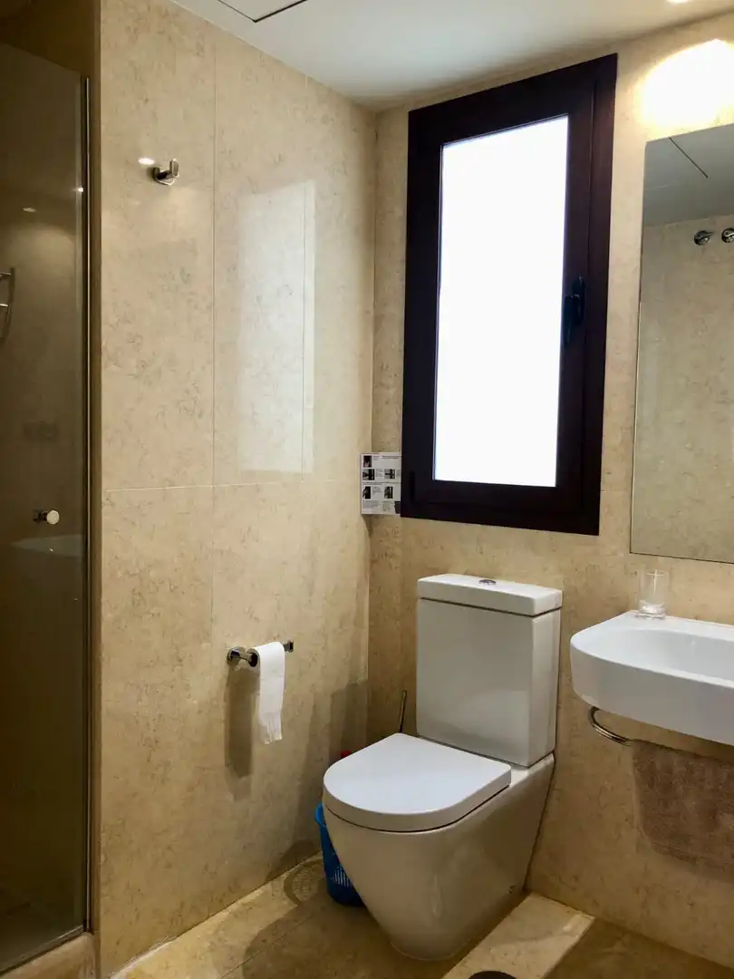 Baño de Planta baja de alquiler en Marbella con Aire acondicionado, Calefacción y Terraza