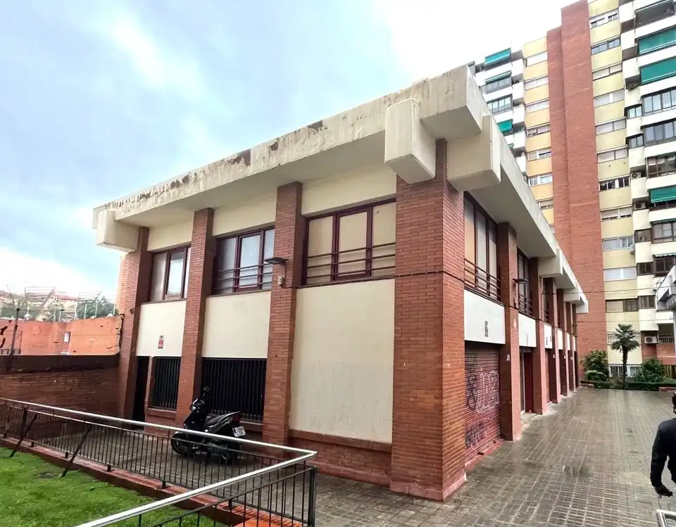 Vista exterior de Edificio en venta en Barcelona con Alarma
