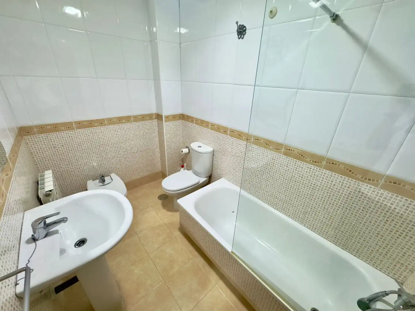 Badezimmer von Wohnung zum Verkauf in Valdepeñas mit Heizung, Parkett und Balkon